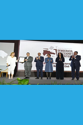 Consejo Nacional Electoral de Honduras (CNE) entrega reconocimiento a la Junta Central Electoral (JCE) de República Dominicana